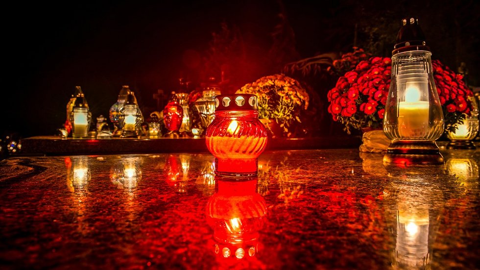 czerwony znicz zapalony w dniu Wszystkich Świętych Znicze na grobie