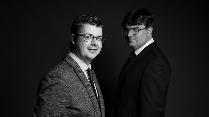 Dwóch mężczyzn w garniturach.