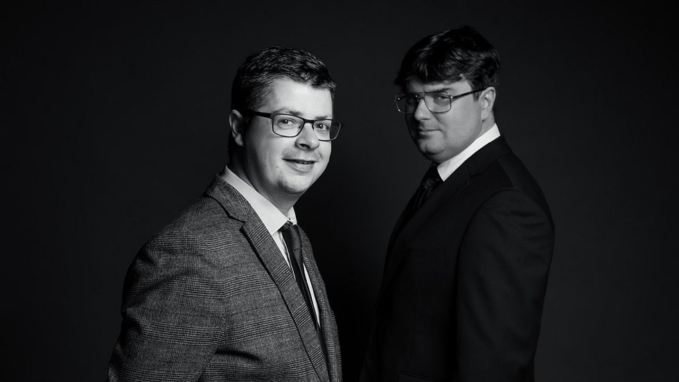 Dwóch mężczyzn w garniturach.