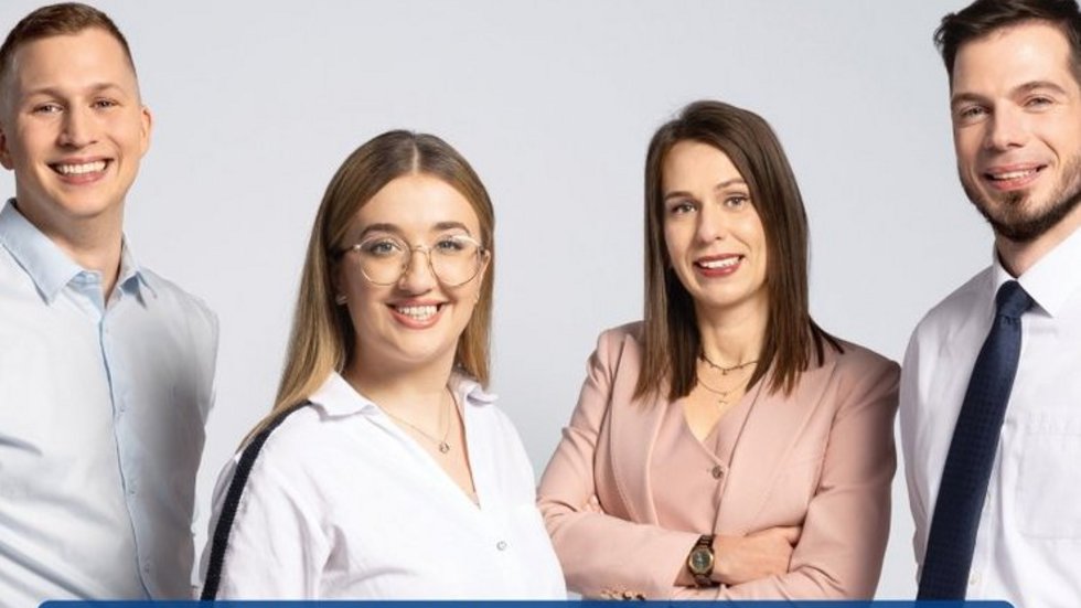 Grafika promująca rekrutację do Krajowej Szkoły Administracji Publicznej (KSAP). Na jasnym tle stoją cztery osoby ubrane w stylu biznesowym i półformalnym, zwrócone w stronę odbiorcy. W górnej części znajduje się hasło: „Zmieniaj Państwo”. Pośrodku, na granatowym polu tekstowym, umieszczono komunikat zachęcający do udziału w rekrutacji do KSAP oraz informację, że absolwentki i absolwenci rozwijają kariery m.in. w ministerstwach, urzędach centralnych, ambasadach i instytucjach międzynarodowych. W dolnej części podano termin naboru: od 4 maja do 24 lipca 2026 r. W lewym górnym rogu widoczne jest logo KSAP. Całość utrzymana jest w profesjonalnym i nowoczesnym charakterze, podkreślającym rozwój kariery w administracji publicznej.