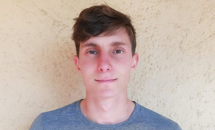 Mężczyzna w niebieskim t-shircie