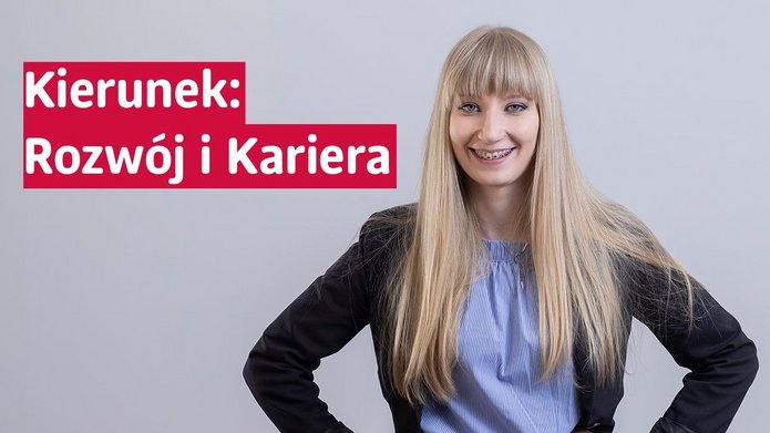 Studentka w marynarce i niebieskiej koszuli