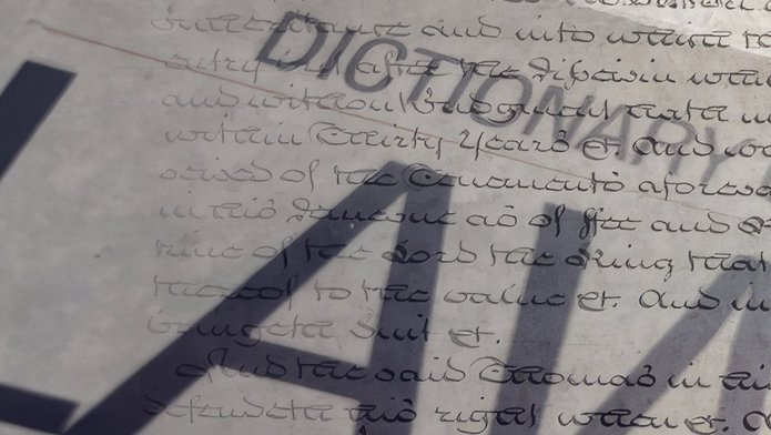 Rękopis pokryty wydrukowaniem napisem: dictionary