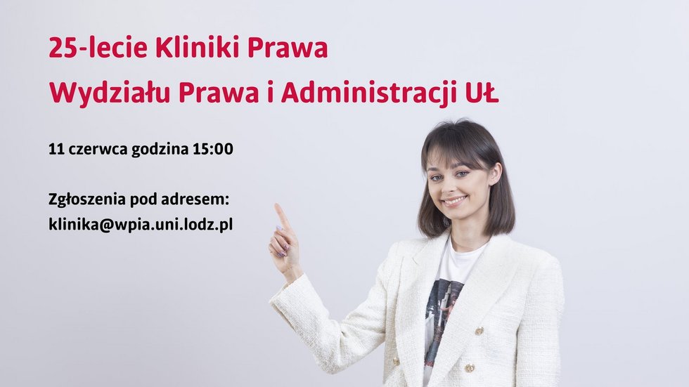 Kobieta pokazuje palcem zaproszenie na jubileusz Kliniki Prawa