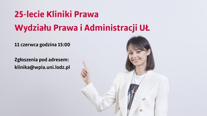 Kobieta pokazuje palcem zaproszenie na jubileusz Kliniki Prawa