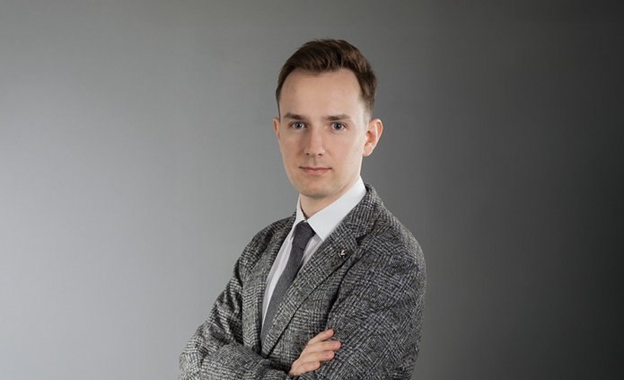 Mężczyzna pozujący do zdjęcia