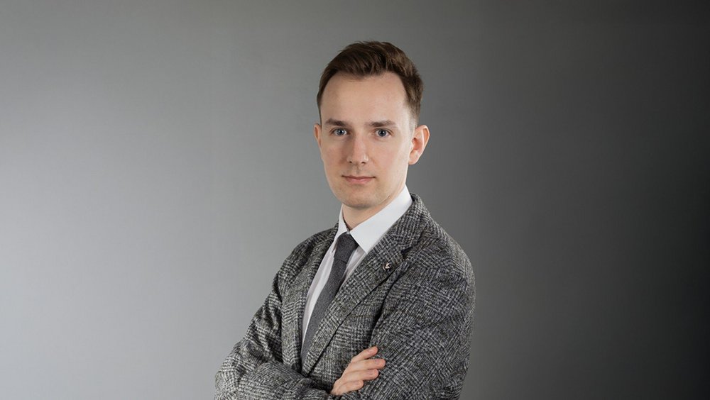 Mężczyzna pozujący do zdjęcia