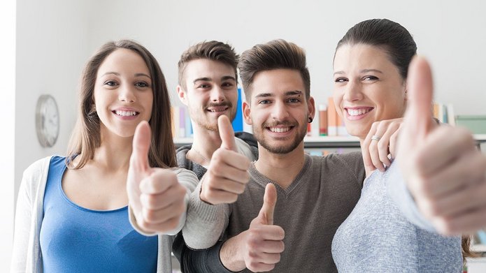 Studenci kierujący kciuki w górę