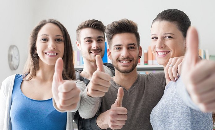 Studenci kierujący kciuki w górę