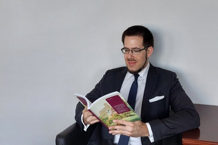 Mężczyzna czytający książkę