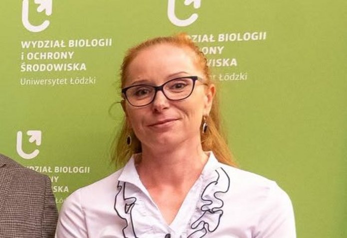 Dziekani w czarno-zielonych togach oraz trzy wyróżnione osoby z dyplomami