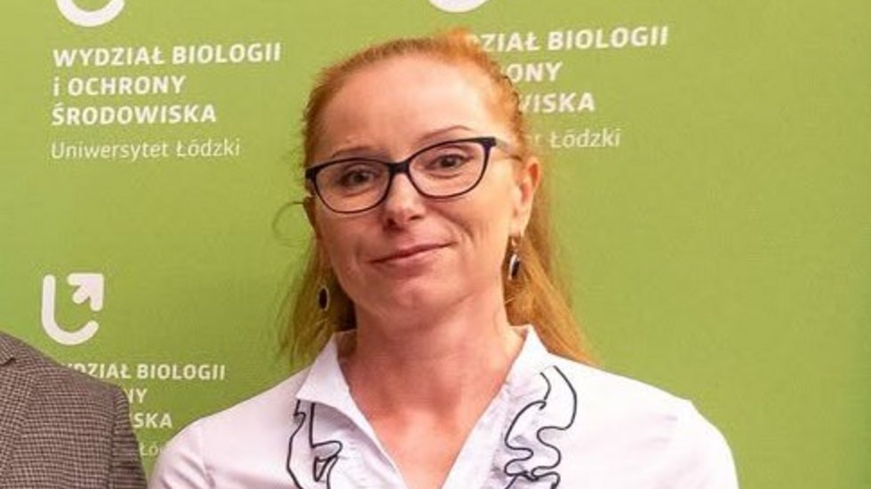 Dziekani w czarno-zielonych togach oraz trzy wyróżnione osoby z dyplomami