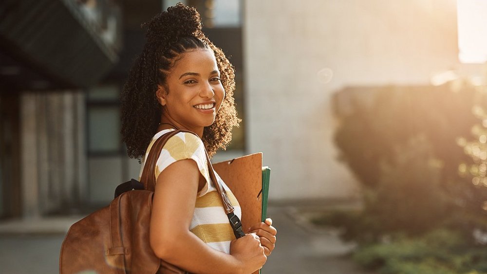 Studentka z plecakiem.