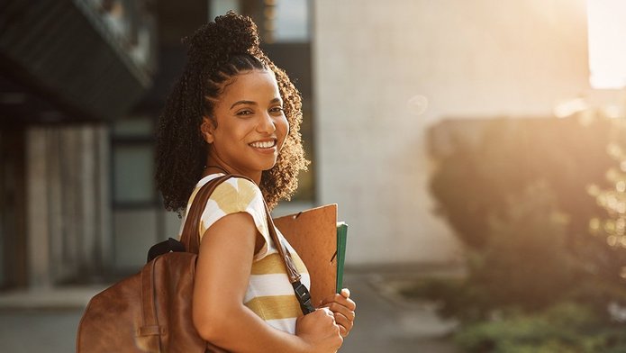 Studentka z plecakiem.