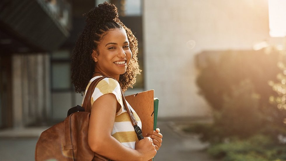 Studentka z plecakiem.