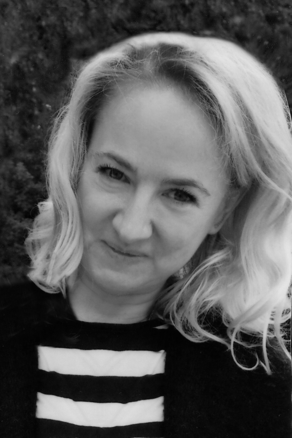 Czarno-białe zdjęcie kobiety o blond włosach.