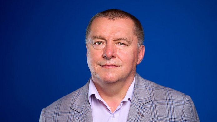 Mężczyzna w szarej kraciastej marynarce