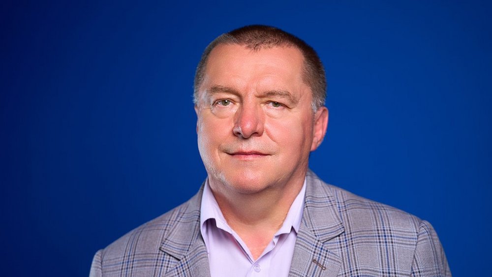 Mężczyzna w szarej kraciastej marynarce