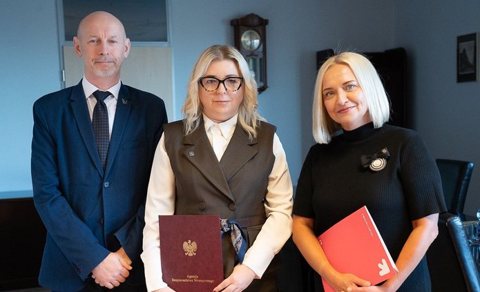 The signing of the cooperation agreement: representatives of the cooperating institutions with the document