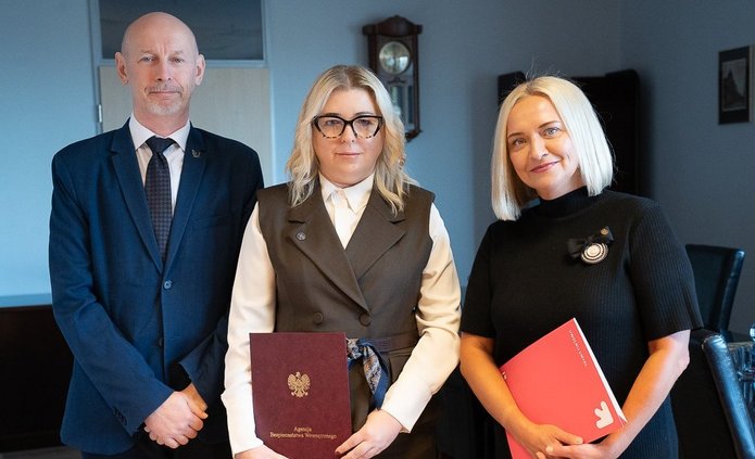 The signing of the cooperation agreement: representatives of the cooperating institutions with the document