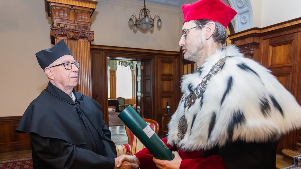 Uścisk dłoni profesorów