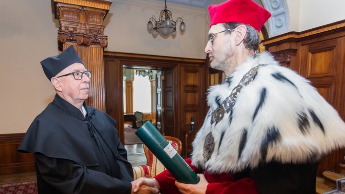 Uścisk dłoni profesorów
