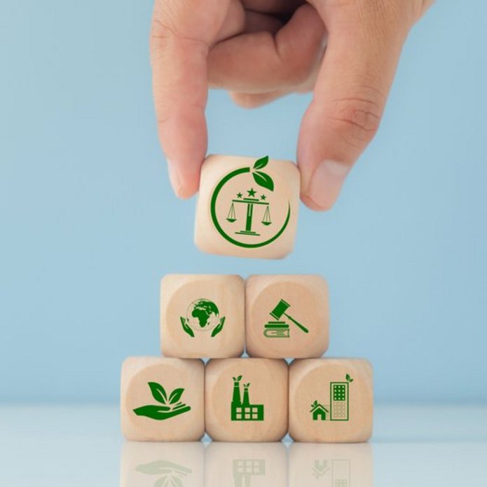 Grafika SDG Grafika przedstawiająca drewniane kostki z symbolami zrównoważonego rozowju.