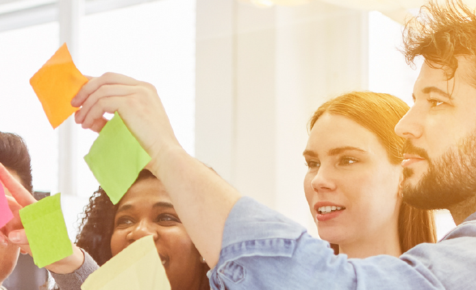 Studenci pracujący nad projektem.