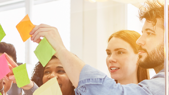 Studenci pracujący nad projektem.