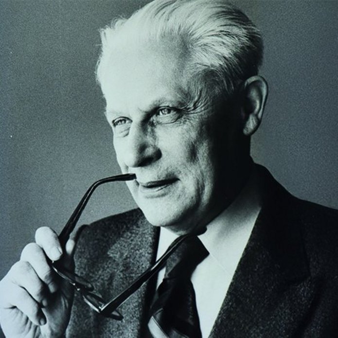 Spotkanei z Senatorem Kwiatkowskim Starszy mężczyzna trzymający okulary